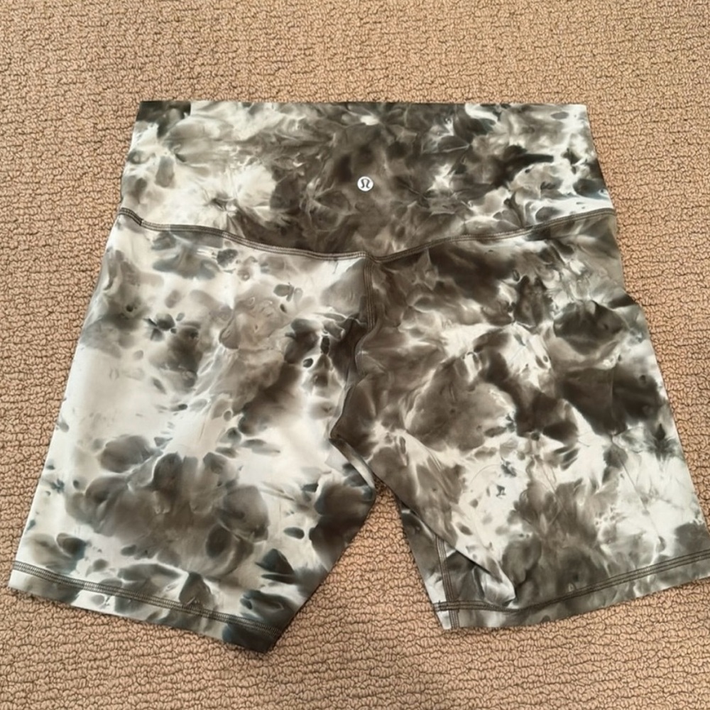 Size 12 lululemon align shorts 6 inches